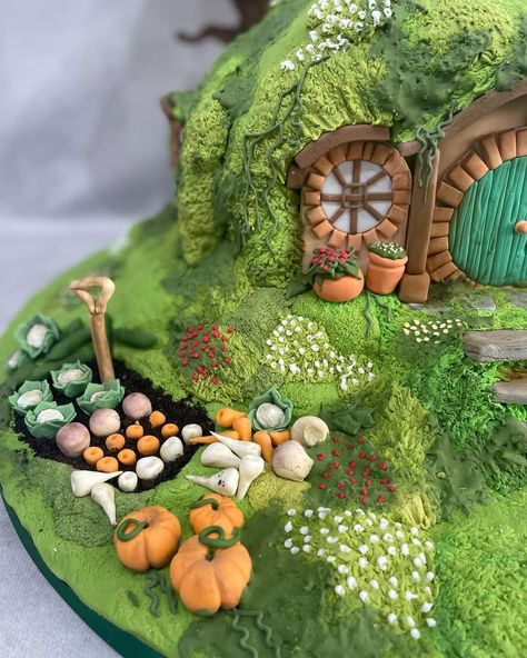 Polymer Clay Diorama, Air Dry Clay Diorama, The Hobbit Clay Art, Hobbit House Cake, Clay Forest Scene, Polymer Clay Hobbit House, Clay Village, Hobbit Cake, Fairy House Cake