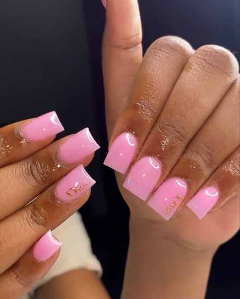 Instagram Baddie Acrylic Nails Short, Bday Nails Ideas Short Pink, Cute Short Acrylic Nails Square Birthday, Short Pink Set Nails, Pink Bday Nails Short, Short Nail Set Pink, Pink Short Acrylic Nails Designs, Short Pink Nails With Rhinestones, Pink Nails For School