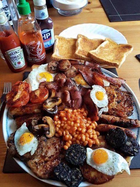 This is a full Scottish Breakfast. British Breakfast Recipes, Aussie Breakfast, Australian Dishes, British Breakfast, Hp Sauce, Aussie Food, Food Boards, Dinner Delicious, Full English Breakfast