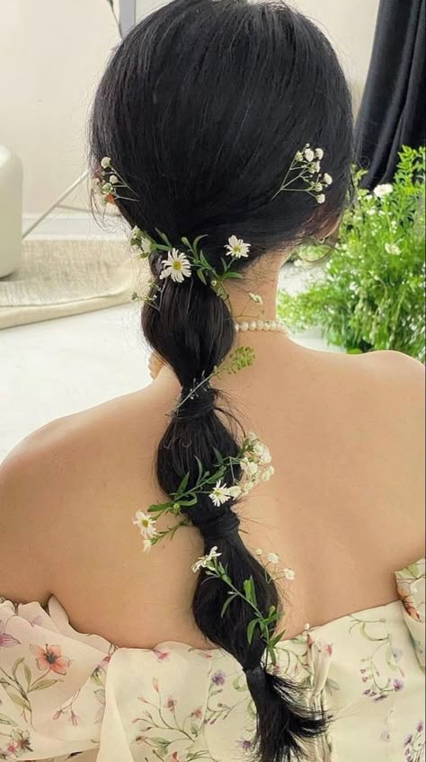 Japanese Bridal Hair, Daisies In Hair, Korean Bridal Hair, Korean Wedding Hair, Floral Hairstyles, Flower In Hair, Floral Bridal Hair, Straight Black Hair, Beautiful Braided Hair