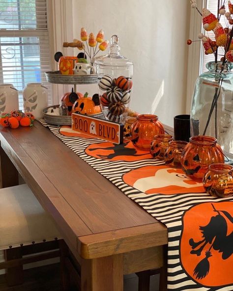 Halloween Decorated Kitchen, Mickey Halloween Party Ideas, Halloween Kitchen Table Decor, Kitchen Halloween Decor Ideas, Halloween Kitchen Decor Ideas, Halloween Decorations Kitchen, Fall Town, Halloween Home Decorations, Kitchen Halloween