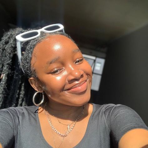 ushoti.m (@ushoti.m) | TikTok Big Forehead Black Women, Forehead Pictures, Draw Black, Pretty Dark Skin, Football Illustration, Big Forehead, Face Card, Pose Ideas, Pic Ideas