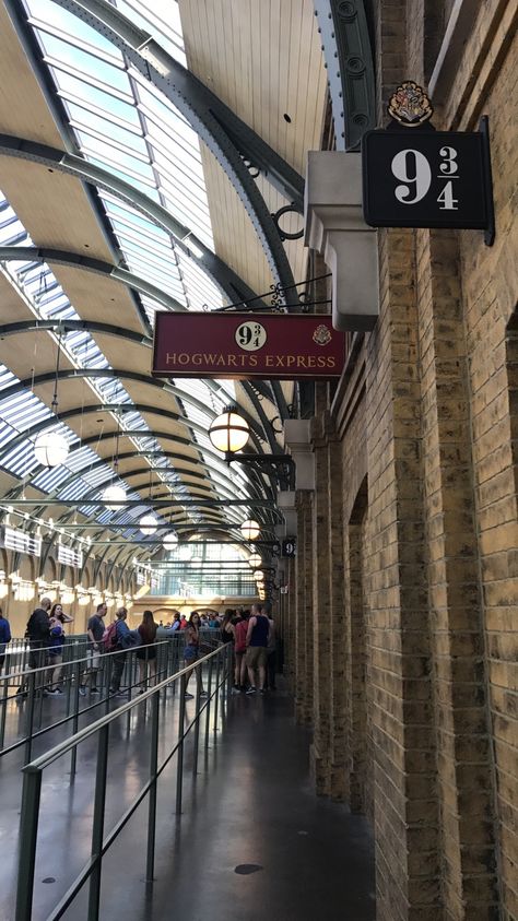 London Harry Potter Aesthetic, Hogwarts Express Train Aesthetic, Harry Potter Museum, Harry Potter Great Hall Aesthetic, Harry Potter Studios London Aesthetic, Harry Potter Train, Harry Potter Studios London, Kang Ho Song, Gambar One Direction