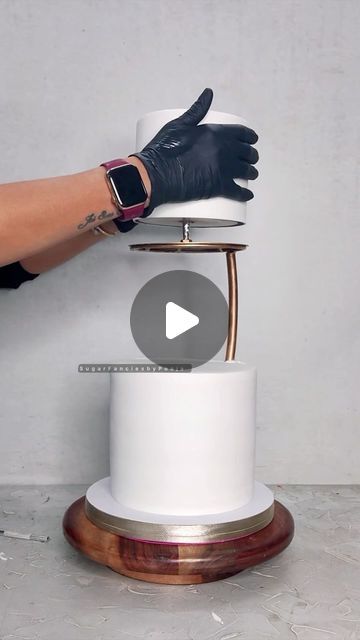 Pooja Nanda Sareen on Instagram: "Sharing a quick video tutorial of a gravity defying illusion Birthday cake using side bar cake spacer for @jaimadaanofficial Birthday. . Flavour  Top tier Red Velvet cake with cream cheese buttercream filling Bottom tier Belgium Chocolate Cake . . Products used @magiccoloursindia  . . . . . #cake #birthdaycake #cakevideo #caketutorial #caketutorialvideos #caketechniques #cakesofinstagram #delhibaker #bakersofindia #illusionart #oddlysatisfyingvideo #caketrends #sugarfanciesbypooja" Wedding Cake With Spacer Tier, Gravity Cake Ideas Birthdays, Over The Top Birthday Cakes, Two Tier Fondant Cake, Illusion Cakes Ideas, 45th Birthday Cake Ideas For Women, Two Cakes Side By Side, Gravity Defying Cake Ideas, Gravity Cake Tutorial