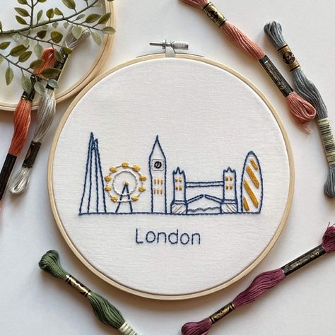 London Skyline style embroidery pattern.  In the piece, there are the several most visited buildings in the city like Big Ben, London Eye, Tower Bridge and the Shard made with blue and yellow embroidery floss. London Embroidery Pattern, London Embroidery, Cute Embroidery Patterns, London Icons, Diy Embroidery Designs, Iconic Buildings, Cute Embroidery, Hand Embroidery Pattern, Slow Stitching