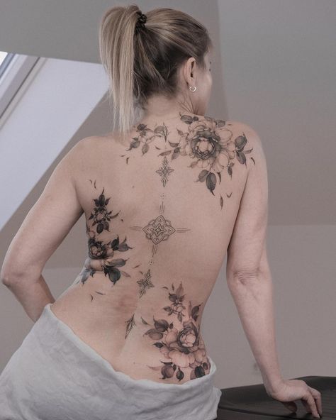 Japanese Tattoo Women, Floral Back Tattoos, Free Hand Tattoo, Hand And Finger Tattoos, Butterfly Tattoos For Women, Intricate Tattoo, Ornamental Tattoo, Spine Tattoos For Women, Tatuaje A Color