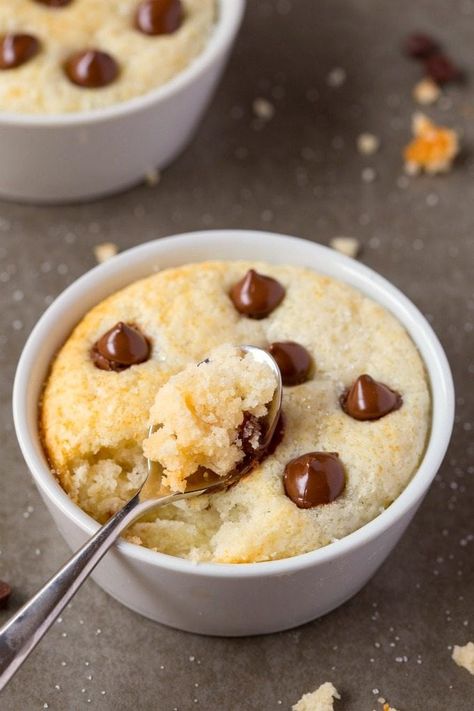 1-Minute Keto Vanilla Mug Cake (Paleo, Vegan, Sugar Free, Low Carb)- An easy mug cake recipe which takes one minute and is super fluffy, light and packed with protein! #keto #ketodessert #ketorecipe #mugcake | Recipe on thebigmansworld.com Mug Cake Vanilla, Protein Mug Cake, Mug Cake Healthy, Easy Mug Cake, Protein Mug Cakes, Low Carb Backen, Vanilla Mug Cakes, Cake Light, Mug Cake Microwave