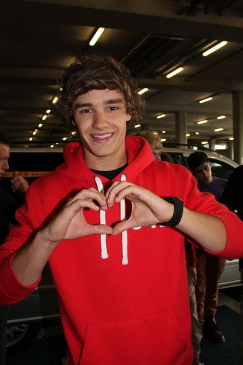 The way he makes a heart with his hands is just adorable One Direction Photos, Liam James, Nicole Scherzinger, I'm With The Band, X Factor, I Love One Direction, Simon Cowell, Wolverhampton, 1 Direction