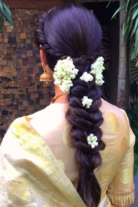 Gajra Enhances The Look Of Every Indian Dress, Whether It Is Bun Hairstyle Or Open Hairs With Gajra, Checkout The Trendy Gajra Styles For Plaited Hair Sarees Hairstyles, Hairstyle Twist, Simple Hairdo, Hair Stylea, Traditional Hairstyles, Hair Bridesmaids, Engagement Hair, Poola Jada, Braided Buns