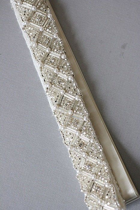 beaded sash Couture Beading, Bordados Tambour, Embroidery Belt, Tambour Beading, Hand Beaded Embroidery, Tambour Embroidery, Bead Sewing, Couture Embroidery, Bead Embroidery Patterns