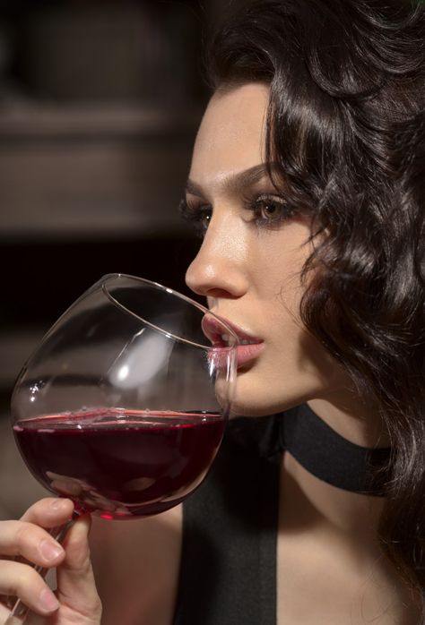 Wine Glass Photography, Glass Of Red Wine, Glass Photography, Wine Photography, Self Portrait Poses, Wine Time, Fine Wine, Wine Drinks, Fun Drinks