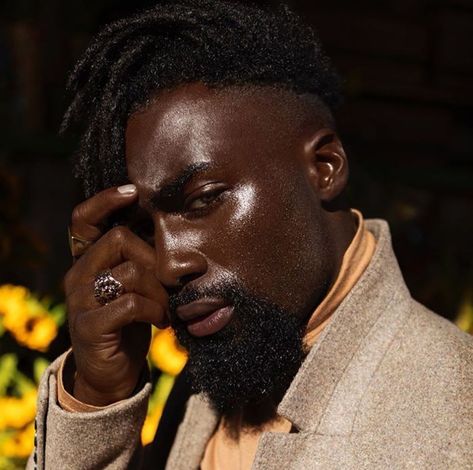 AFROPOLiTAiN on Instagram: “@les_pionniers always come through with the GLOW!! Melanin King! 📷 @fauxdeejay . #melanin #melaninking #darkskin #peaunoire #melaninpoppin…” Famous Music Artists, French Creole, High Fade, Melanin Poppin, The Glow, Black Beauty, Drawing People, African American, Black Hair