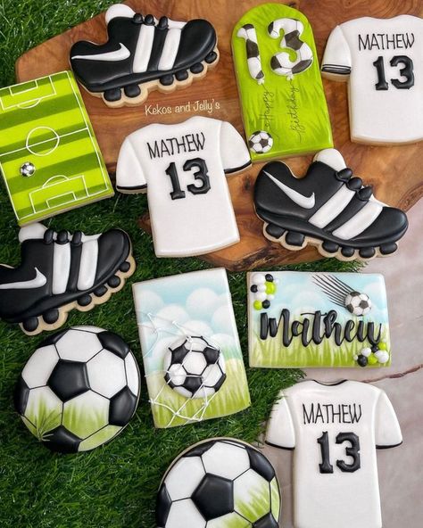 Soccer Cookies, Soccer Cupcakes, Royal Icing Cookies Recipe, Candy Theme Birthday Party, Flooding Cookies, Soccer Cake, Soccer Birthday Parties, Royal Iced Cookies, Soccer Theme