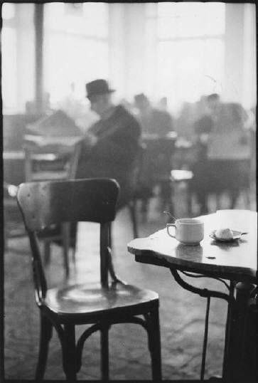 Elliot Erwitt Kalamata, Greece, 1966 Elliott Erwitt Photography, Elliott Erwitt, Hur Man Målar, Foto Tips, Documentary Photographers, People Sitting, Magnum Photos, Foto Art, Depth Of Field