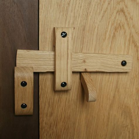 Barn Door Latch Ideas, Diy Door Latch Ideas, Wood Gate Diy, Door Latch Ideas, Log Furniture Tools, Bathroom Barn Doors, Sliding Barn Door Lock, Barn Door Latch, Barn Door Locks