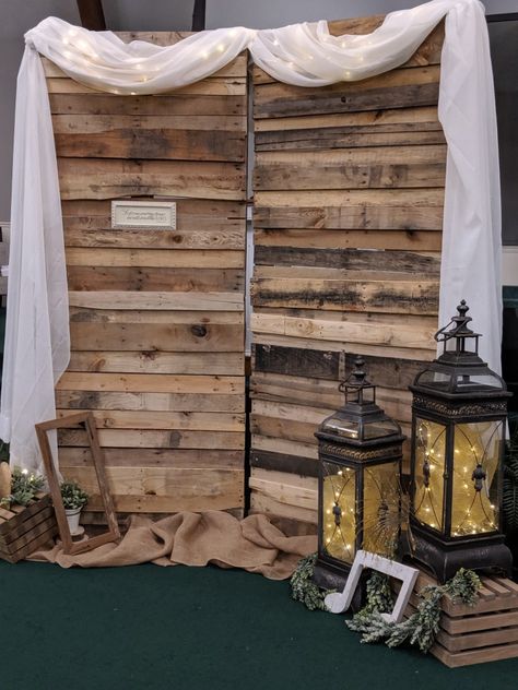 Backdrop With Pallets, Western Theme Backdrop, Pallett Wall, Raya Photoshoot, Raya Deco, Western Backdrop, Hunters Wedding, Rustic Quinceanera, Church Stage Decor