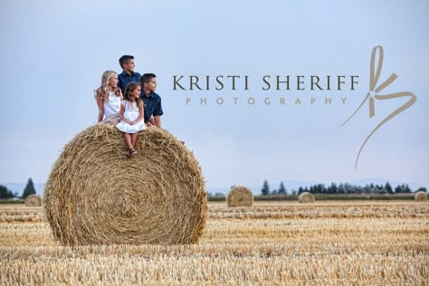 Hay!!! Family Farm Photos, Fall Family Portraits, Farm Pictures, Fall Portraits, Sibling Photography, Family Picture Poses, Fall Family Pictures, Farm Photo, Photographs Ideas