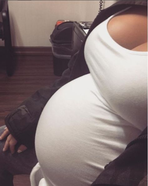 Kim Kardashian Instagrammed this pic of her big belly and wrote in the caption that she's sick. Pregnant And Sick, Big Pregnant, 37 Weeks Pregnant, Pregnancy Belly Photos, Cute Pregnancy Pictures, 6 Months Pregnant, Belly Photos, Pregnancy Goals, Teen Pregnancy