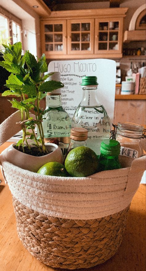 All you need to make the Hugo Mojito Cocktail in one starterpack: mint-plant, white rum, soda, limes, lime-juice, sugar Mojito Gift Basket Ideas, Summer Gift Baskets, Auction Gift Basket Ideas, Nuts Gift, Liquor Gifts, Diy Birthday Gifts For Friends, Mojito Cocktail, Creative Birthday Gifts, Happy Hour Cocktails