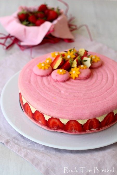 Macaron fraisier géant Macaron Filling, Meringue Desserts, Chocolate Macaron, Macaron Cake, Macaron Recipe, Number Cakes, Fancy Desserts, Strawberry Desserts, Pastry Cake