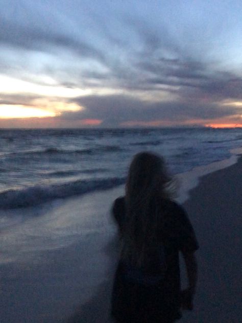 Beach Blurry Aesthetic, Midnight Beach Aesthetic, Blurry Beach Photos, Main Character Energy Aesthetic, Beach Pic Inspo Instagram, Night Beach Pics, Sunset Photoshoot Ideas, Night Photoshoot, Blur Picture