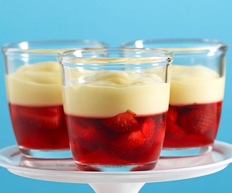 Strawberry and custard jelly cups Jelly Recipes Desserts, Jelly Desert, Custard Dessert Recipes, Pudding Desserts Recipes, Entertaining Desserts, Cinema Cafe, Old Fashioned Bread Pudding, Jello Dessert Recipes, Scottish Food