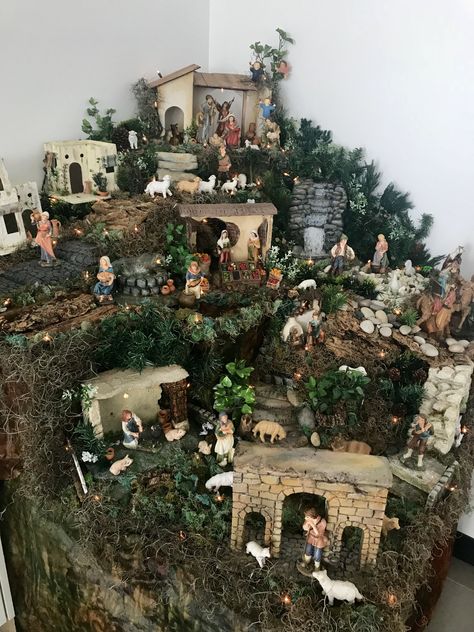 Christmas Nativity Scene Diy, Christmas Nativity Scene Display, Christmas Crib Ideas, Nativity Scene Diy, Nativity Scene Display, Decoupage Jewelry, Christmas Tree Village, Fairy House Crafts, Christmas Village Sets