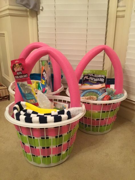 Themed Easter Baskets, Big Easter Basket Ideas, Pool Themed Easter Basket Ideas, Alternative Easter Basket Ideas, Cheap Easter Basket Ideas, Alternative To Easter Basket, Unique Easter Basket Ideas, Pool Easter Basket, Beach Towel Easter Basket How To Make