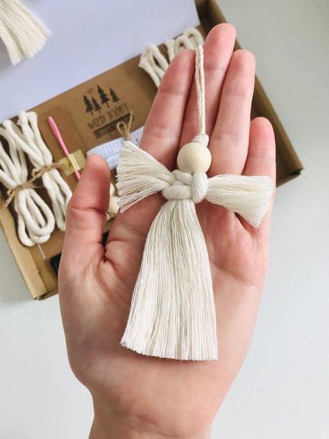 Beautiful Macramé Angels. Tuto And Ideas Macrame Instructions, Easy Diy Macrame, Burlap Crafts Diy, Diy Macrame Tutorial, Fundraising Crafts, How To Macrame, Macrame Mini, Mini Angel, Angel Pattern