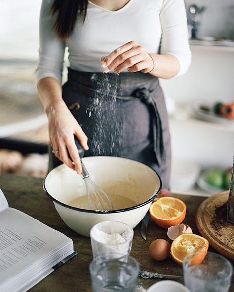 Friends Series Aesthetic, Woman Cooking, Baking Photography, Chewy Bread, Cooking Photos, Cooking Photography, Recipes Bread, Wellness Plan, Monica Geller