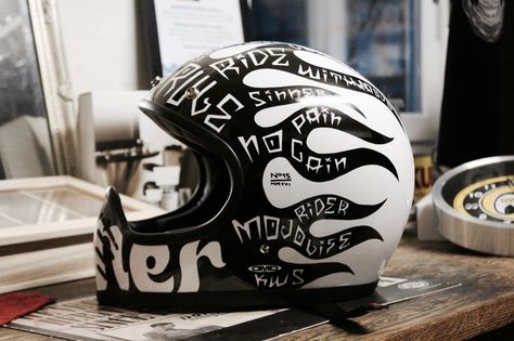 Motorcycle Helmets Art, Moto Helmet, Dirt Bike Helmets, Motorcycle Helmet Design, Мотоциклы Harley Davidson, Helmet Art, Biker Helmets, Retro Helmet, Cool Motorcycle Helmets