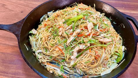 Chicken Chow Mein | MYOTO | Rachael Ray | Recipe - Rachael Ray Show Easy Chicken Chow Mein, Racheal Ray, Noodles And Chicken, Rachel Ray Recipes, Tv Recipes, Green Chili Chicken, Rachael Ray Recipes, Chicken Shack, Chicken Chow Mein