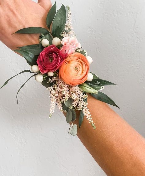 Boho Prom Flowers, Prom Corsage Ideas For Red Dress, 2023 Prom Bouquets, Beautiful Corsages Prom, Trendy Corsage Ideas, Wildflower Wrist Corsage Wedding, Country Corsage Prom, Western Corsage And Boutonniere Prom, Flowers For Corsage