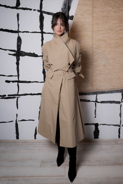 The epitome of Parisian chic in her trench coat, Dior global ambassador Deva Cassel discovered the Dior Spring-Summer 2024 Haute Couture collection by Maria Grazia Chiuri. Dior Trench Coat, Dior 2024, Deva Cassel, Dior Coat, Beauty Dior, Soft Dramatic, Dior Haute Couture, Dior Beauty, Womens Style