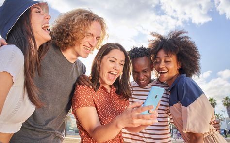 Effectively reaching Gen Z can be a challenge. In this post, we demystify Gen Z social media marketing best practices and tactics. Gen Z Social Media, Social Media Demographics, Generation Z, Branding Business, Social Media Campaign, Social Media Trends, Social Media Advertising, Global Economy, Gen Z