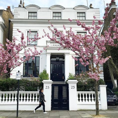 Notting Hill London Townhouse Exterior, London Townhouse Interior, Townhouse Ideas, Townhouse Exterior, Townhouse Interior, Minimalist Bohemian, London Dreams, London Townhouse, Streets Of London