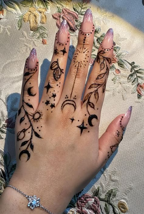 Henna Cool Designs, Henna Hands Design, Cute Aesthetic Tattoo Ideas, Henna Tattoo Inspiration, Cute Mehendi Tattoo, Emo Henna Designs, Henna Cute Designs, Cute Henna Tattoo Ideas, Simple Henna Tattoo Ideas