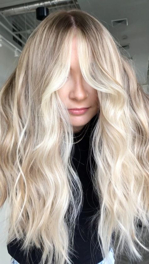 Blonde Hair With A Money Piece, Hair Color Money Piece Blonde, Light Blonde Money Piece Hair, Blonde Highlight Lowlight Balayage, Platinum Balayage With Money Piece, Blonde Hair Root Melt Money Piece, Blonde Foils With Money Piece, Creamy Blonde Money Piece, Blonde Bright Money Piece