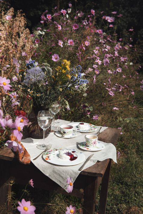 Create special moments of joy at your outdoor springtime Easter brunch with the verdant tableware Brillance, made of fine porcelain with floral decorations. Discover the Rosenthal Dining Collections to create a springtime ambience and ensure that your Easter celebration is unforgettable. 💐​  #rosenthal #easter #easterdecoration #eastertablesetting #easterdecorationideas #eastertableware #easterdinner #eastercrockery #eastertablescapes #springtime #eastertablesettings #floral #easterbrunch #home Breakfast Tablescape, Easter Dinnerware, Easter Tableware, Brunch Inspiration, Marketing Colors, Modern Easter, Small Flower Arrangements, Bone China Dinnerware, Easter Table Settings