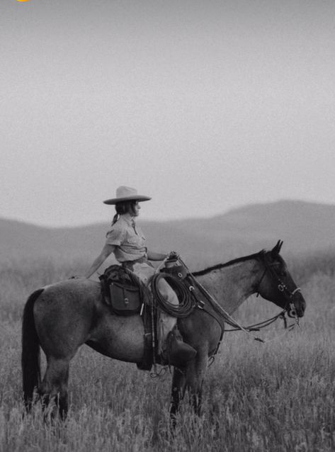 Woman With Horse Photography, Cowgirl Horse Photoshoot, Cowgirl Portrait Photography, Running Through Field Aesthetic, Horse Portrait Photography, Ranch Branding, Horse Photoshoot Ideas, Cowgirl Photography, Cowgirl Era