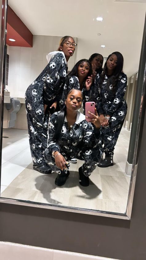 Friend Group Matching Pajamas, Bday Pajamas, Matching Pajamas Friends, Matching Pajamas Friends Sleepover, Matching Pjs Friends, Friend Group Pictures, Matching Friend, Best Friend Match, Girls Pjs