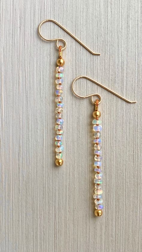 Silk Earrings Handmade, Diy Dainty Earrings, Beads Earrings Handmade, Dainty Beaded Earrings, Diy Earring Inspiration, Handmade Beaded Earrings Ideas, Cute Diy Earrings Ideas, Easy Beaded Earrings Diy, Glass Bead Jewelry Ideas