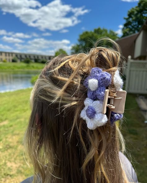 Crochet Flower Claw Clip, Crochet Claw Clip, Crochet Clips, Aesthetic Core, Crochet Hair Clips, Crochet Hair Accessories, Crochet Things, Crochet Inspo, Beginner Crochet