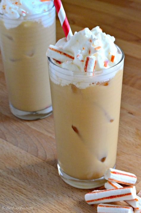 Peppermint Coffee Recipe, Peppermint Mocha Recipe, Peppermint Coffee, Peppermint Latte, Cold Brew Coffee Recipe, Coffee Ideas, Tasty Drinks, Coffee Syrup, Pumpkin Coffee