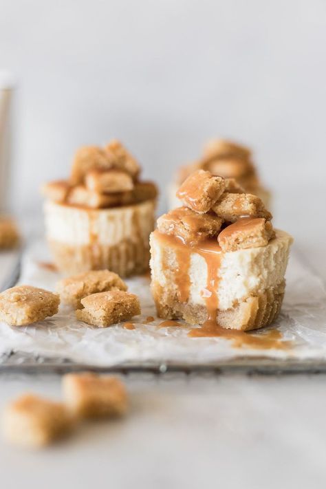 I love blondies but if there’s something I love more than blondies it’s blondie cheesecake! Also these are mini blondie cheesecakes which means they look cute and taste amazing, too. To finish them I drizzled them with salted caramel. Dessert Shots, Cheesecake Mini, Cookie Cups, Caramel Recipes, Mini Cheesecakes, Bakery Recipes, Fun Baking Recipes, How Sweet Eats, Mini Desserts