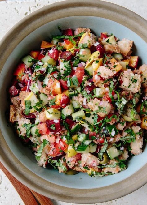 Spicy Panzanella salad is the perfect meal for when it's just too darn hot to cook. Panzanella Salad, Summer Salad Recipes, Vegetarian Dinners, Mediterranean Diet Recipes, Meatless Monday, Budget Meals, Spicy Recipes, Mediterranean Recipes, Summer Salads