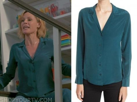 Claire Dunphy Outfits, Modern Family Episodes, Claire Dunphy, Modern Aprons, Green Satin Dress, Green Trench Coat, Julie Bowen, Worn On Tv, Teal Blouse