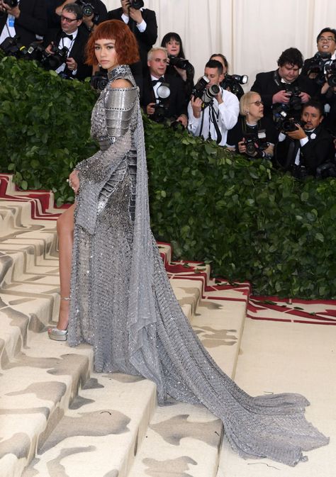 Zendaya Joan Of Arc, Zendaya Met Gala, Met Gala Outfits, Met Gala Dresses, Zendaya Outfits, Silver Gown, Versace Dress, Metal Clothing, Joan Of Arc