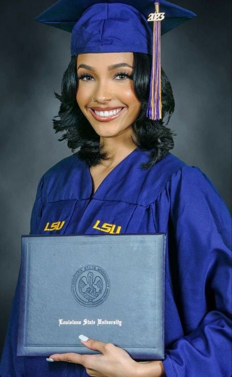 Graduation Headshots Cap And Gown, College Graduation Headshots, Graduation Portraits Studio Photo Ideas, Grad Headshots, Senior Picture Black Women, Senior Picture Ideas Black Women High School, 90s Graduation Pictures, College Graduation Pictures Black Women, Graduation Studio Photoshoot