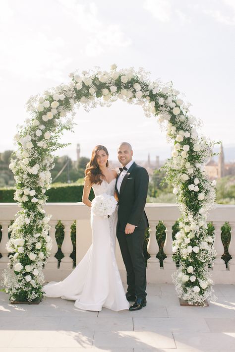 Wedding Arch - Facibeni Fotografia Floral Wedding Arch Ceremony Backdrop, Simple Elegant Wedding Arch, Green Wedding Arch, Steven Khalil Wedding Dress, Wedding Arch Greenery, Wedding Cabo, Floral Arches, Kiss Wedding, Floral Arch Wedding